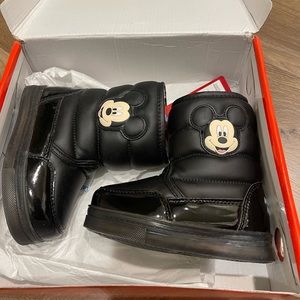 SOLD❌Official Disney Mickey Mouse Toddler Light-Up Snow Boots
